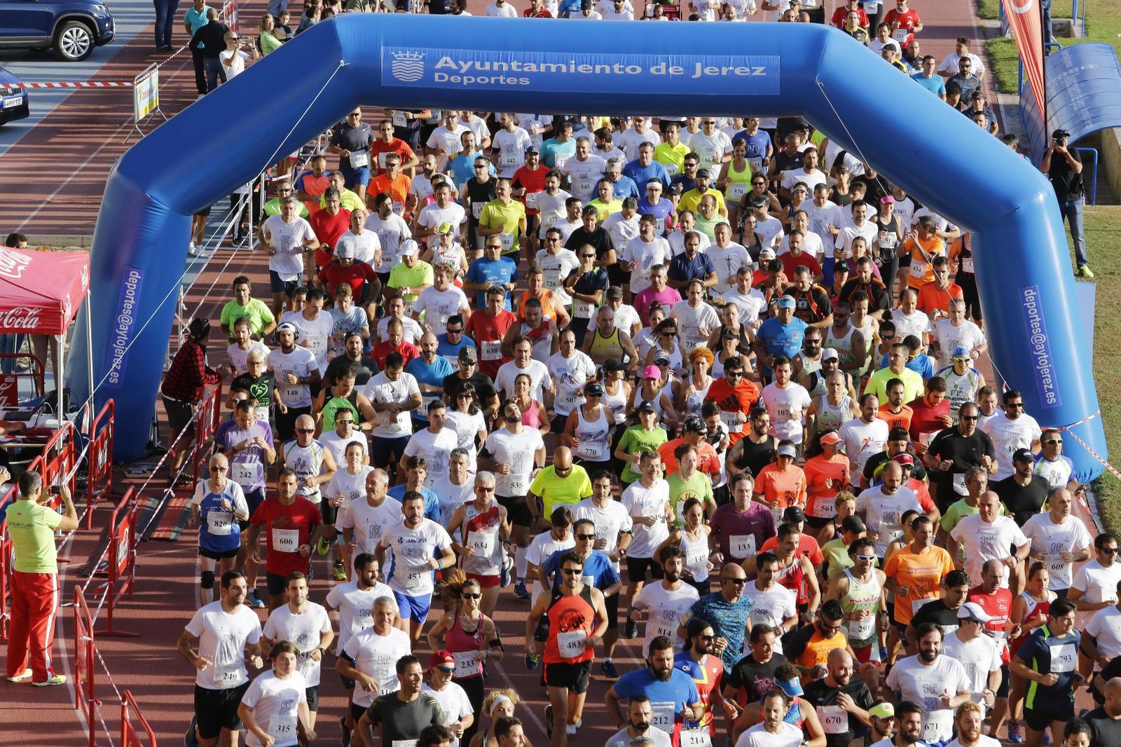 Río de atletas por el tartán de Chapín tras la salida.