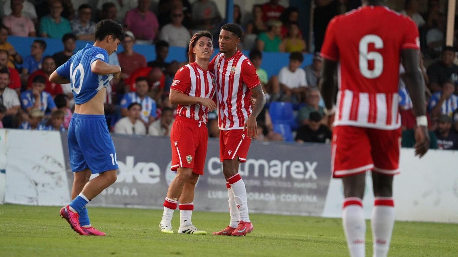 Arribas y Chirino se abrazan tras el tanto del madrileño.