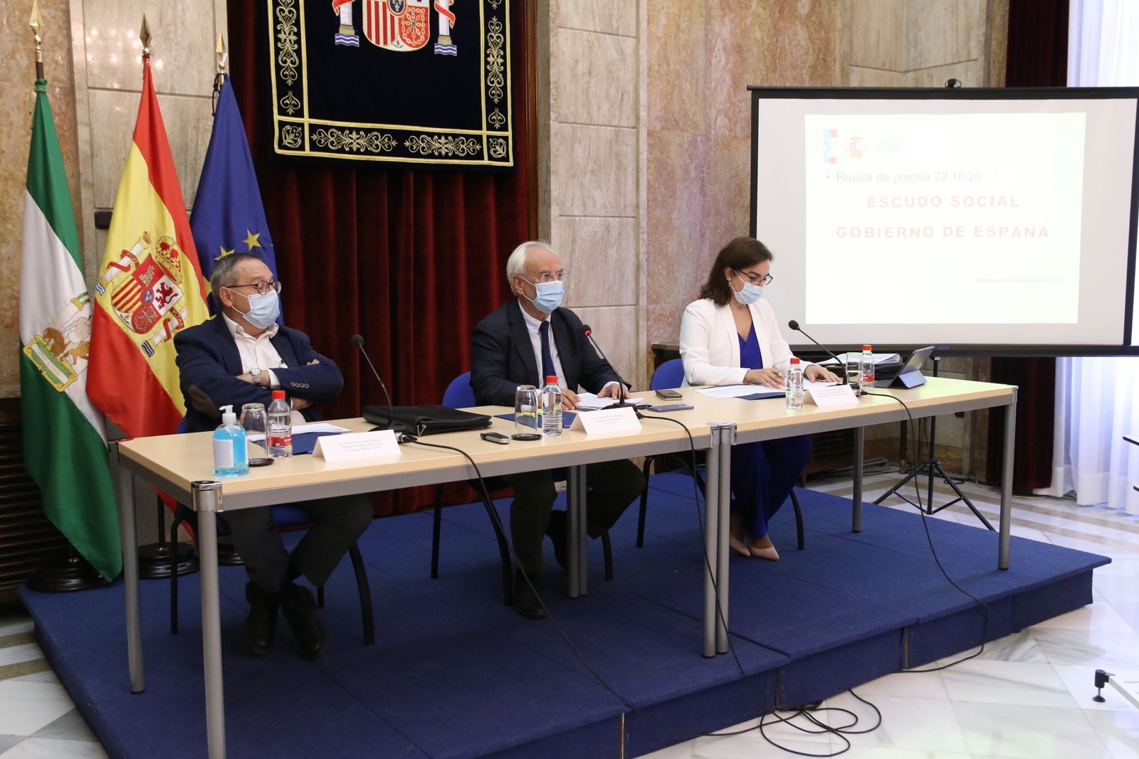 José Carlos Lara (director provincial del SEPE), Manuel de la Fuente (subdelegado del Gobierno en Almería) y Rosa María Serrano (directora provincial del INSS)