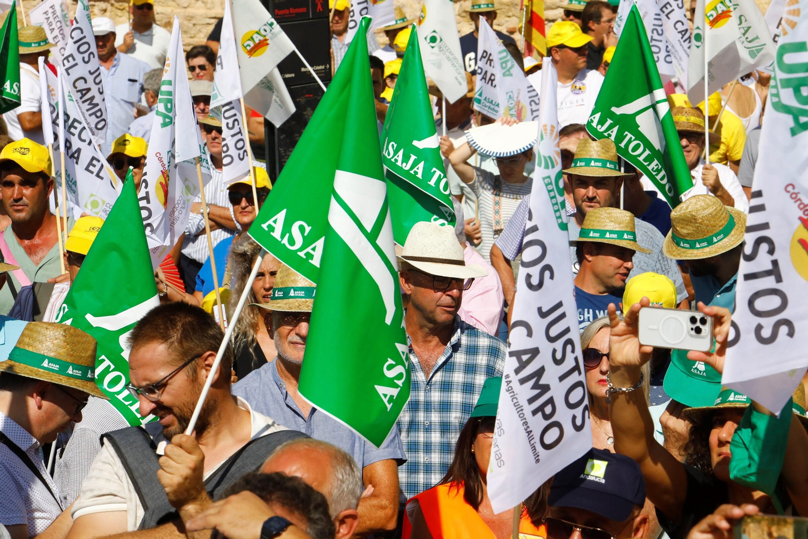 La protesta del sector agrario contra las políticas de la UE en Córdoba, en imágenes