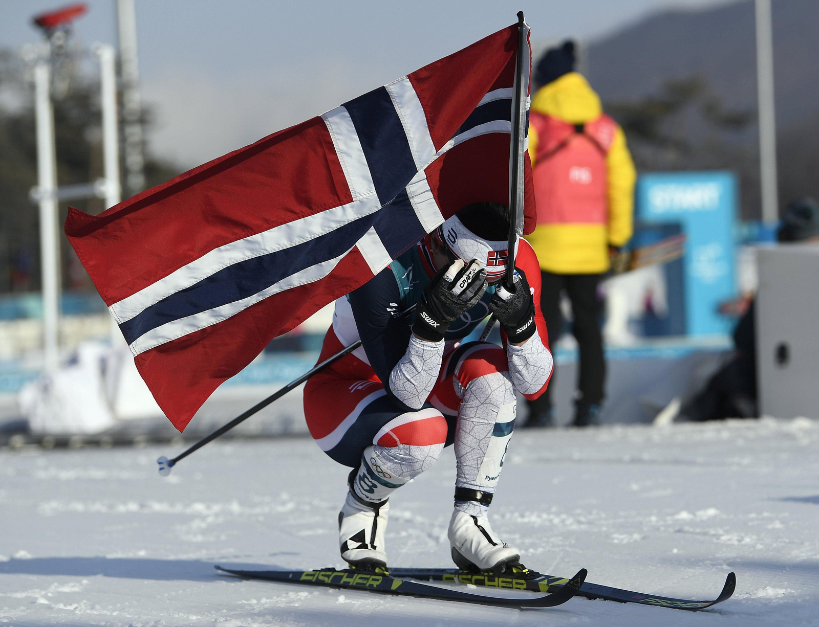 Marit Björgen celebra su título en los 30 kilómetros de esquí nórdico.