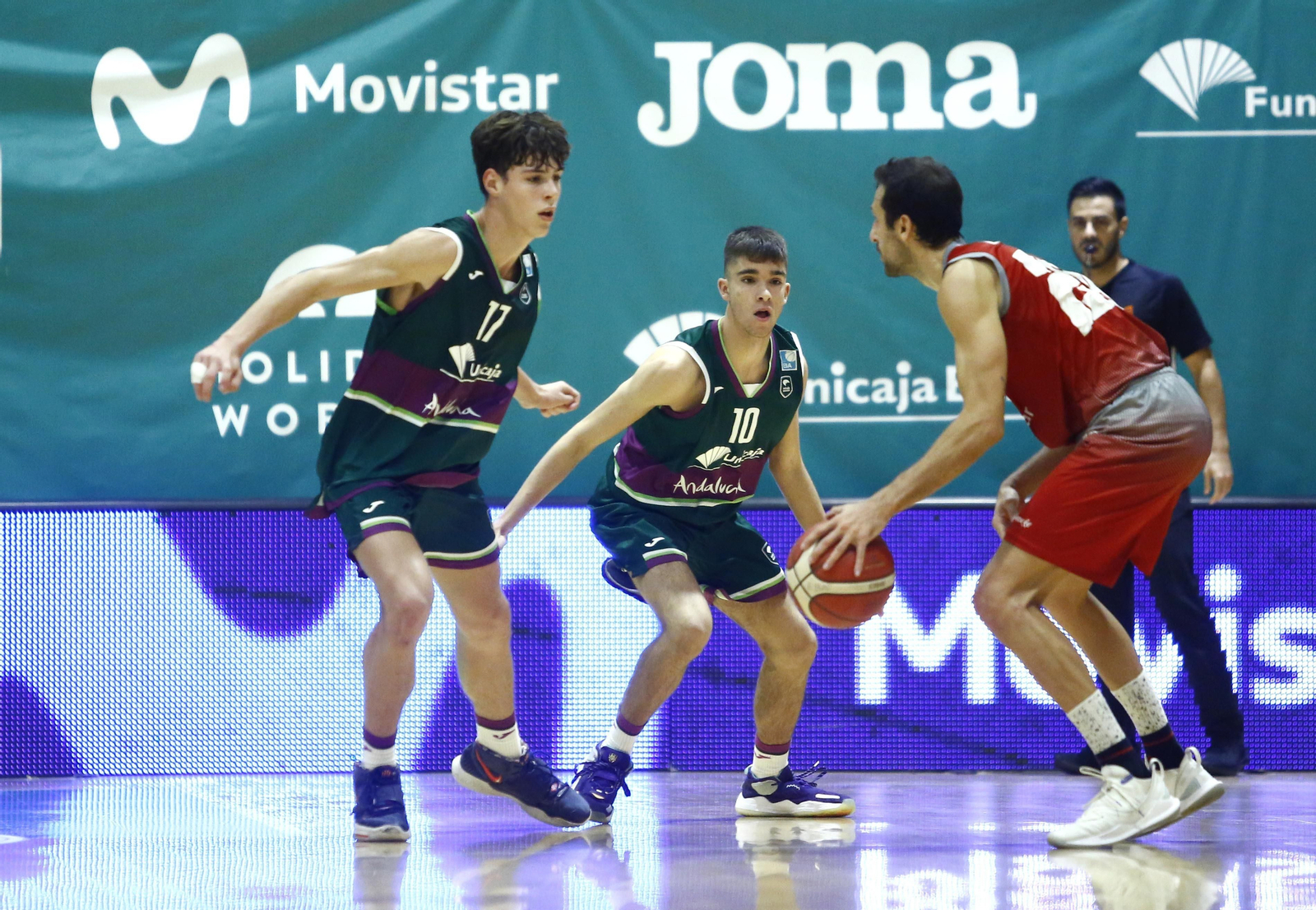 El Unicaja de Liga EBA vence el derbi ante el Colegio El Pinar