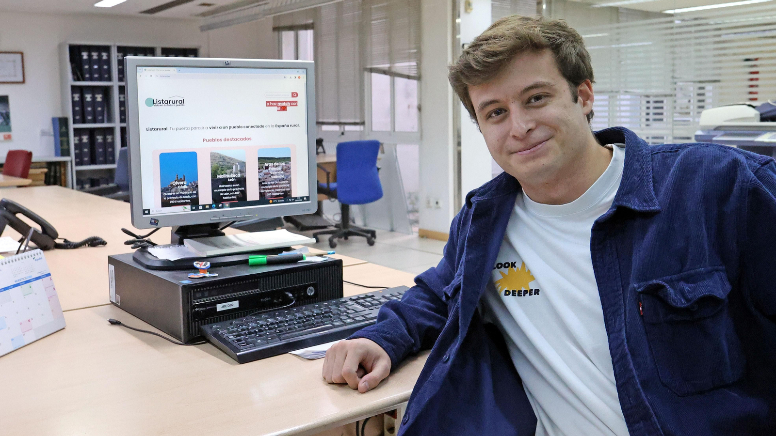 Pedro Escobar, con su web de fondo. Pedro Escobar, con su web de fondo.