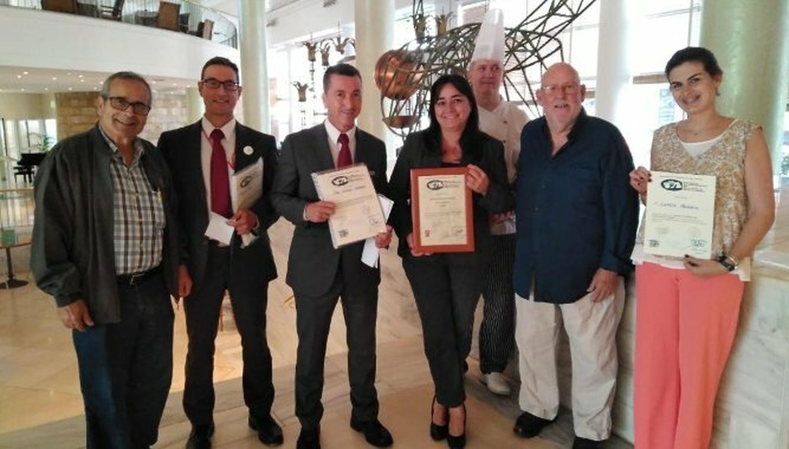 Pepe Parrado, Pedro Doña, Jose Antonio Cervera, María del Carmen Villegas, Javier Bocanegra, Manuel Ahumada y Loreto Jiménez, durante la entrega en el Hotel Playa Victoria.