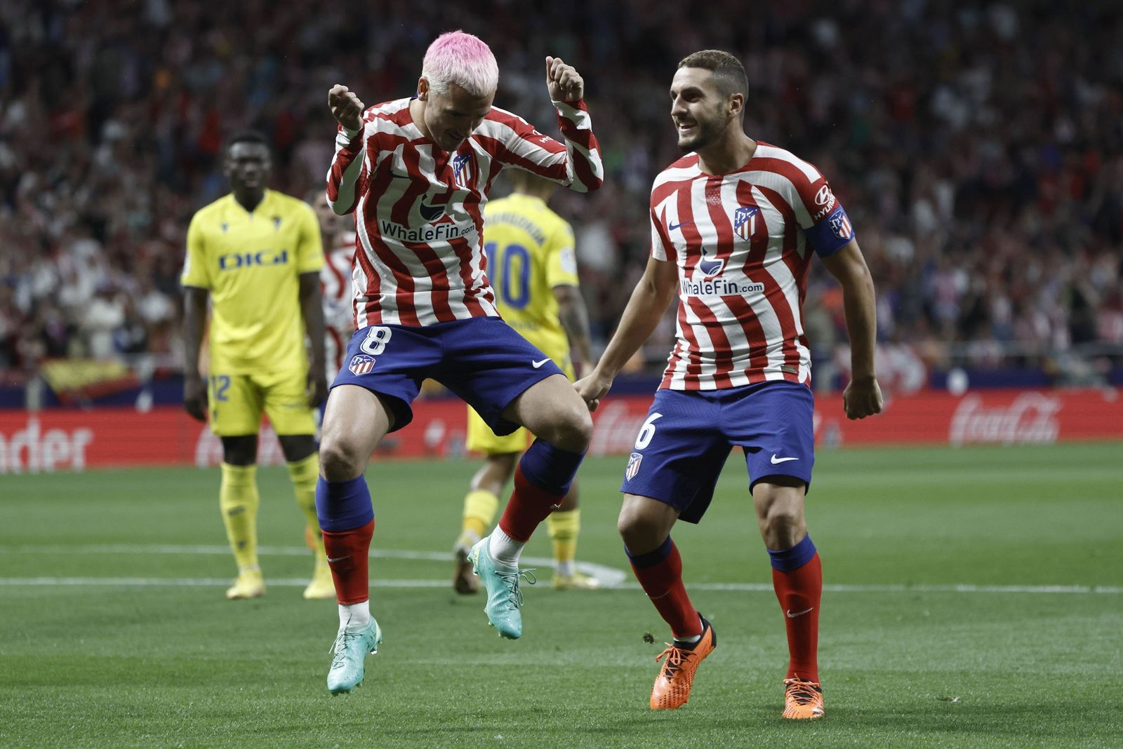 Griezmann celebra con Koke el primer tanto del partido.