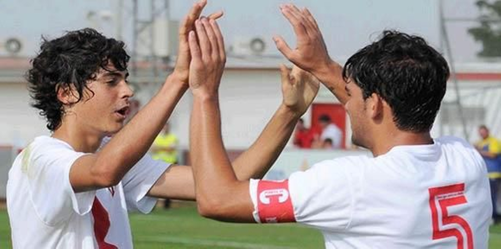 El canterano Carlos Fernández y Rusescu, novedades para el Racing