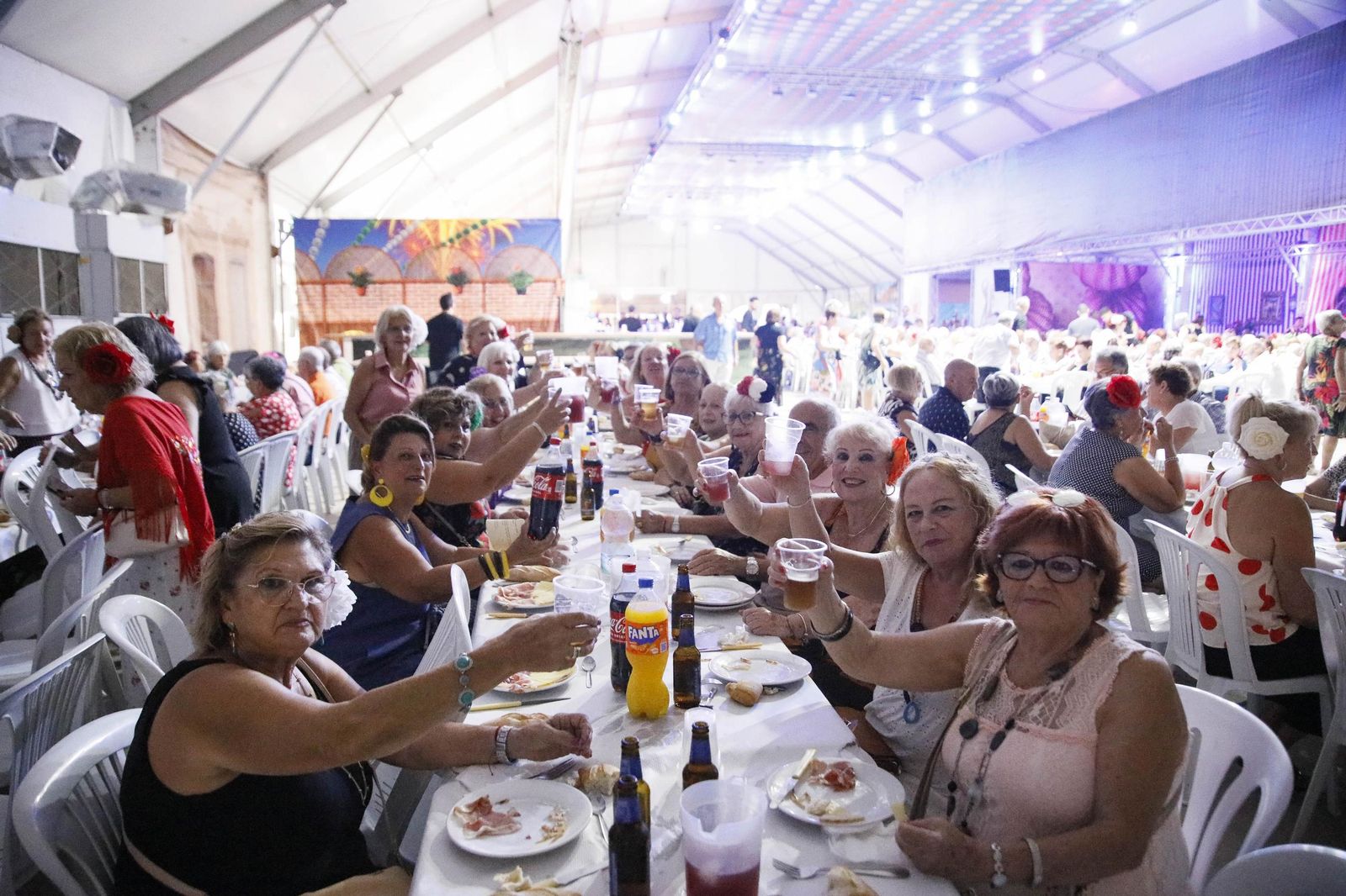 Las mejores imágenes del homenaje a los mayores en la caseta municipal de Almería