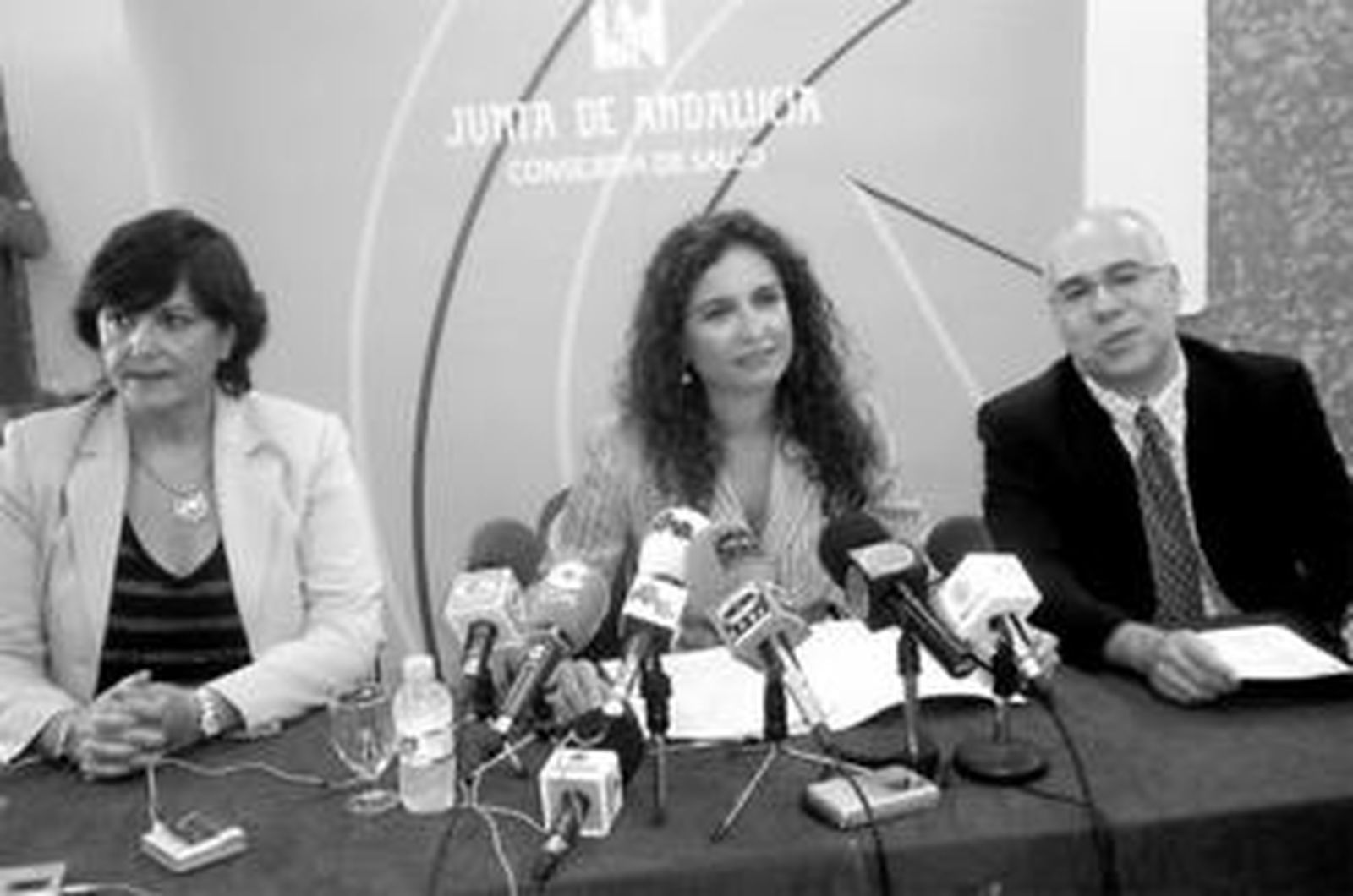 María Antigua Escalera y María José Montero junto al gerente del Costa del Sol, José Antonio García.