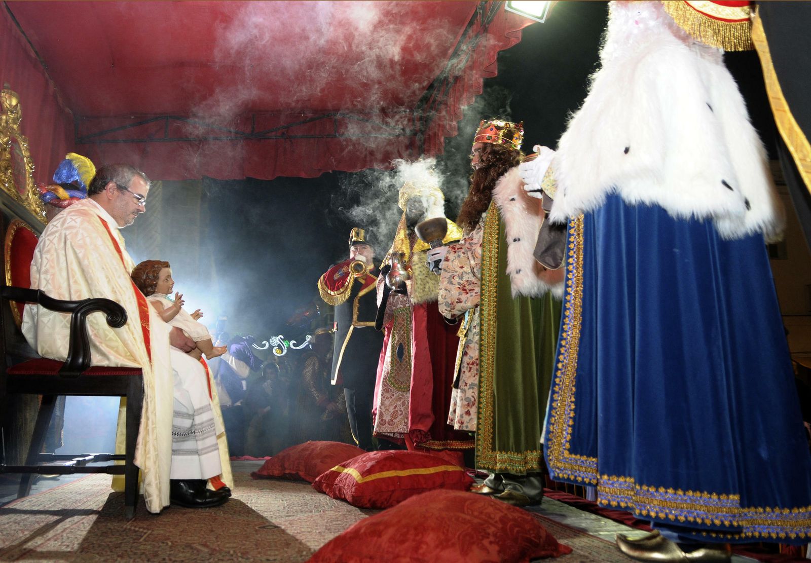 Los Reyes Magos, durante la Adoración  al Niño  Jesús .