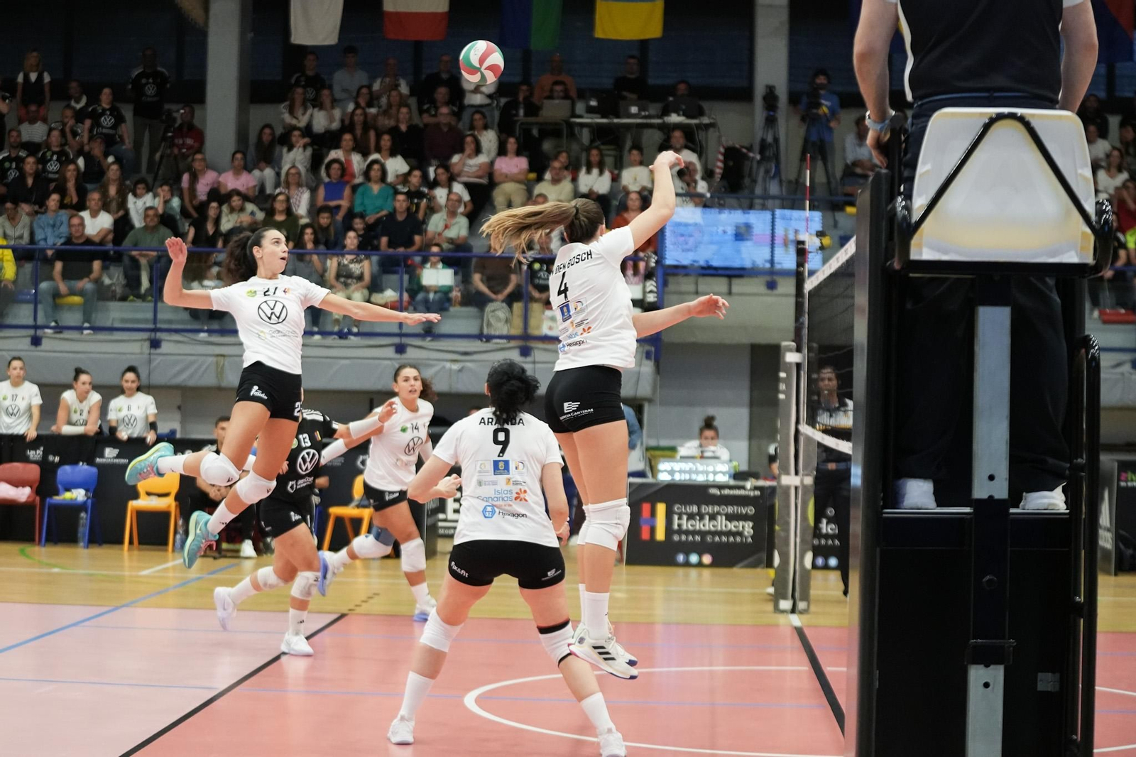 Ana Escamilla salta en busca del remate en una acción del encuentro de semifinales frente al Haro Rioja Vóley.