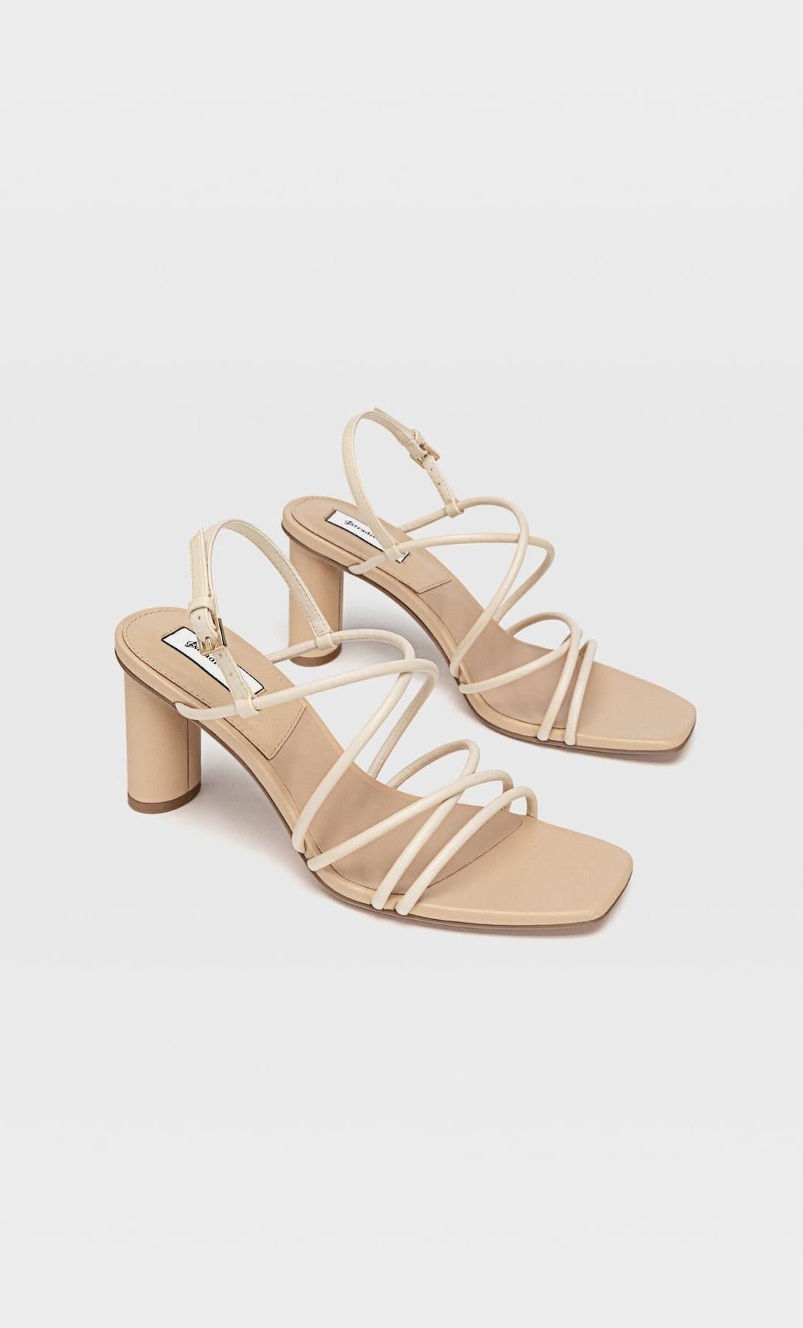 Sandalias de tacón y tiras finas de Stradivarius.