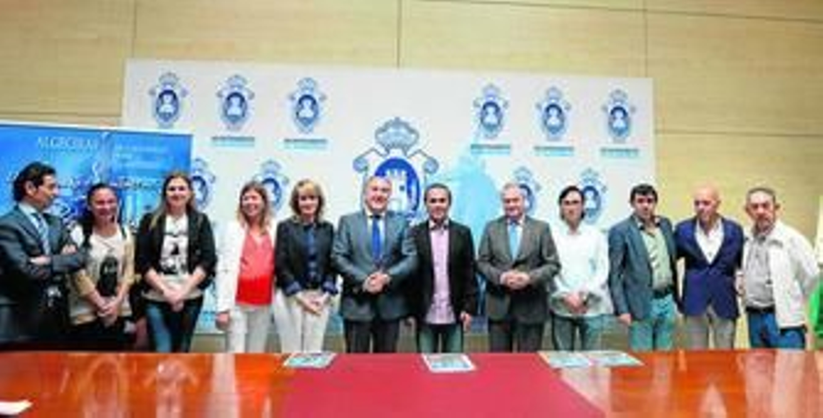 El alcalde de Algeciras, con patrocinadores, organizadores y artistas, ayer durante la presentación del programa del III Encuentro de Guitarra.