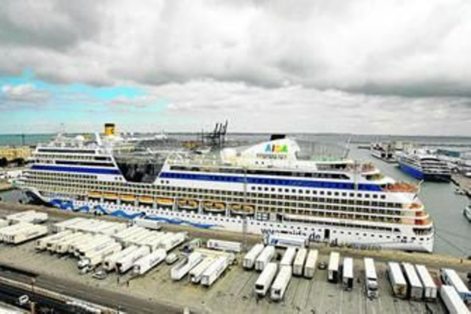 La presencia de dos y tres cruceros a la vez se hace más que habitual en Cádiz, sobre todo durante los meses de la primavera.