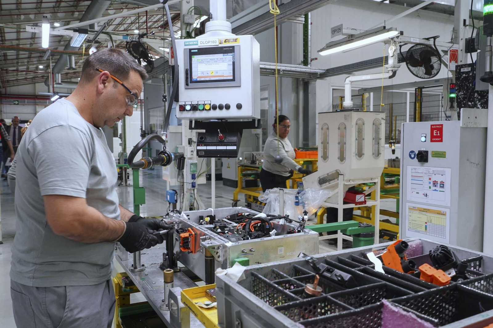 Trabajadores en la planta de Renault en Valladolid.