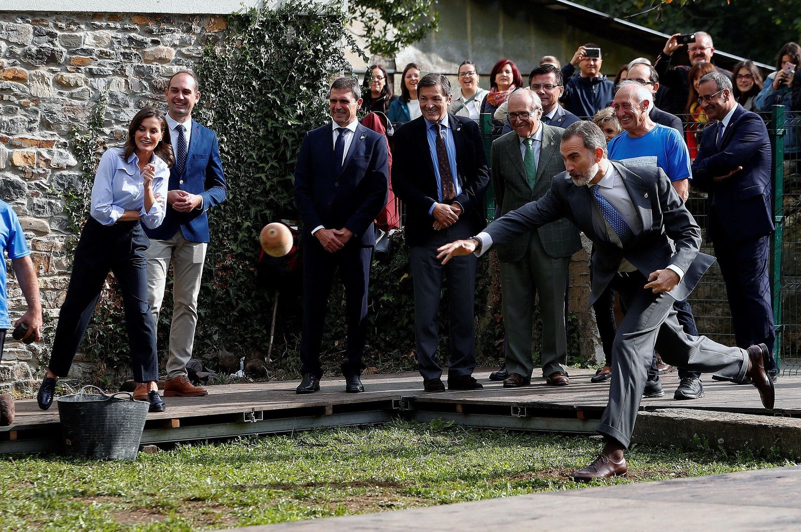 Felipe VI lanza un bolo vaqueiro, un deporte rural.
