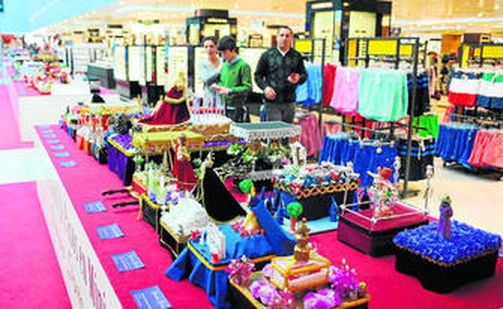 Una de las mesas donde se exponen los trabajos realizados por los niños.