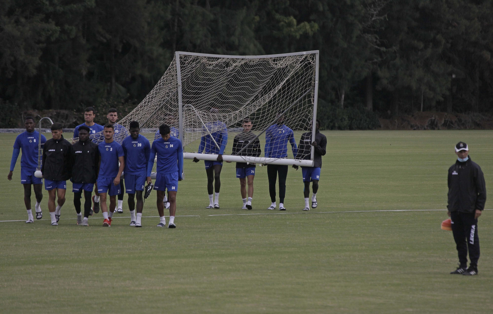 Jugadores de la Balona portan una portería móvil durante un entrenamiento Jugadores de la Balona portan una portería móvil durante un entrenamiento