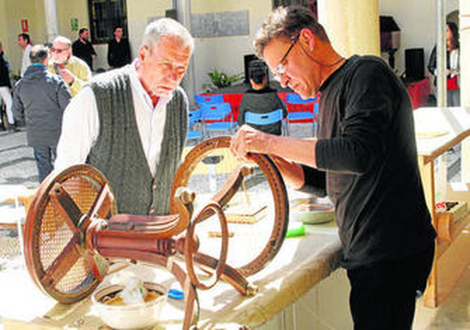 Los trabajos y herramientas más tradicionales se dan cita desde ayer en el barrio del Albaicín.