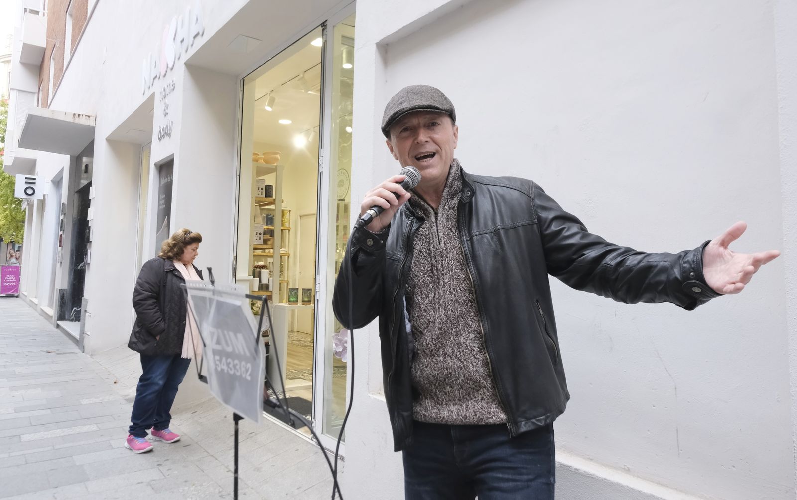 Toni Rivas interpreta uno de sus temas en la calle Cruz Conde.