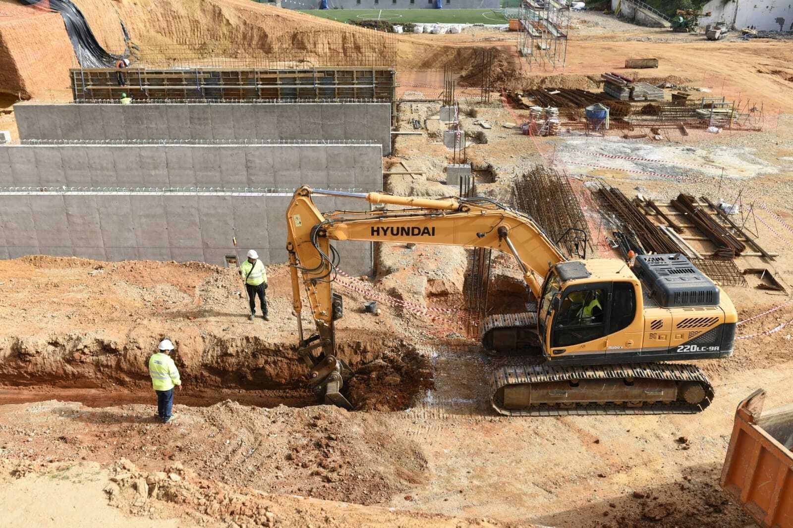 Las obras en la Ciudad Deportiva de Huelva prosiguen tras culminar su fase inicial.