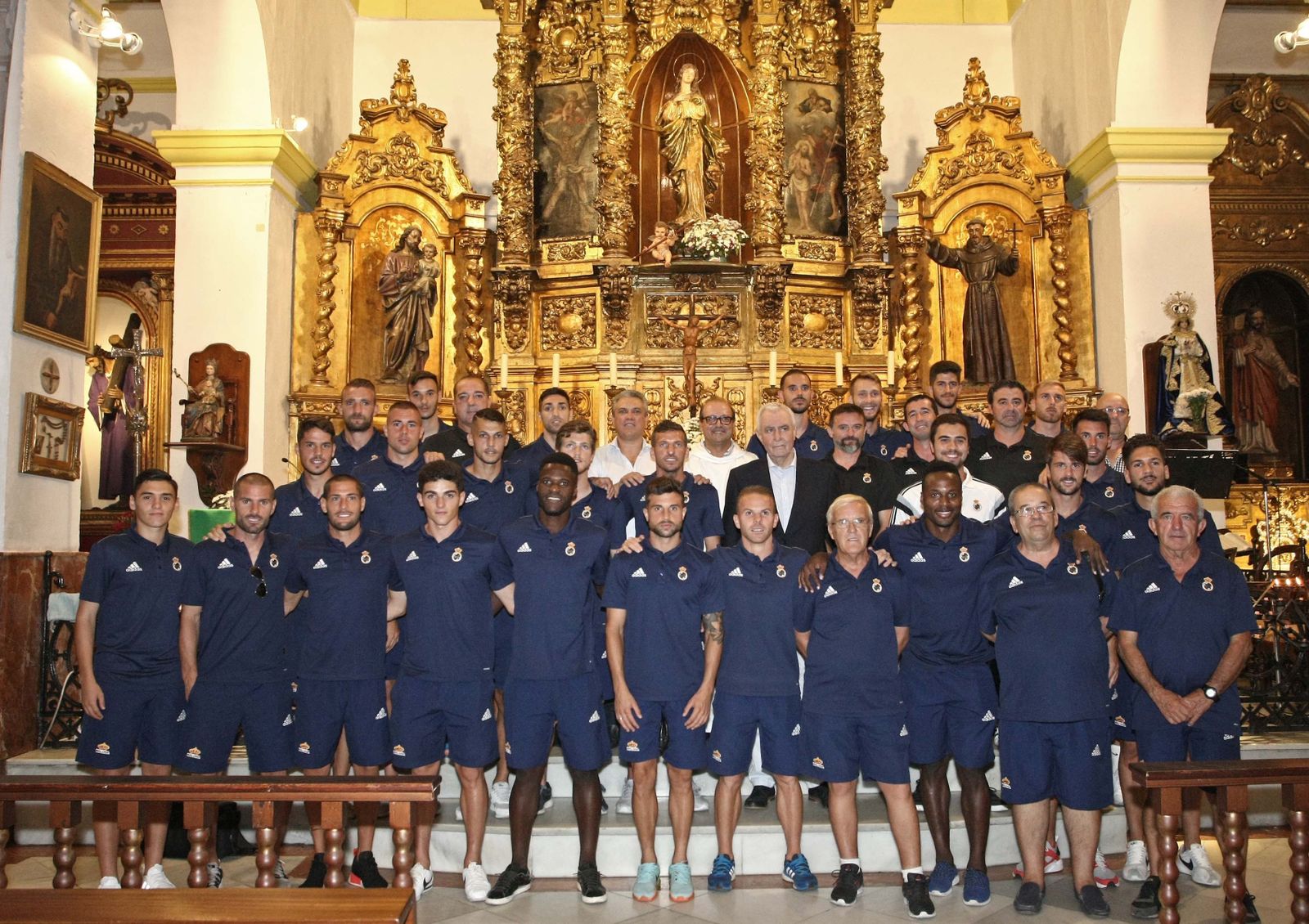 La plantilla de la Balompédica cumple con su ofrenda a la Patrona de La Línea