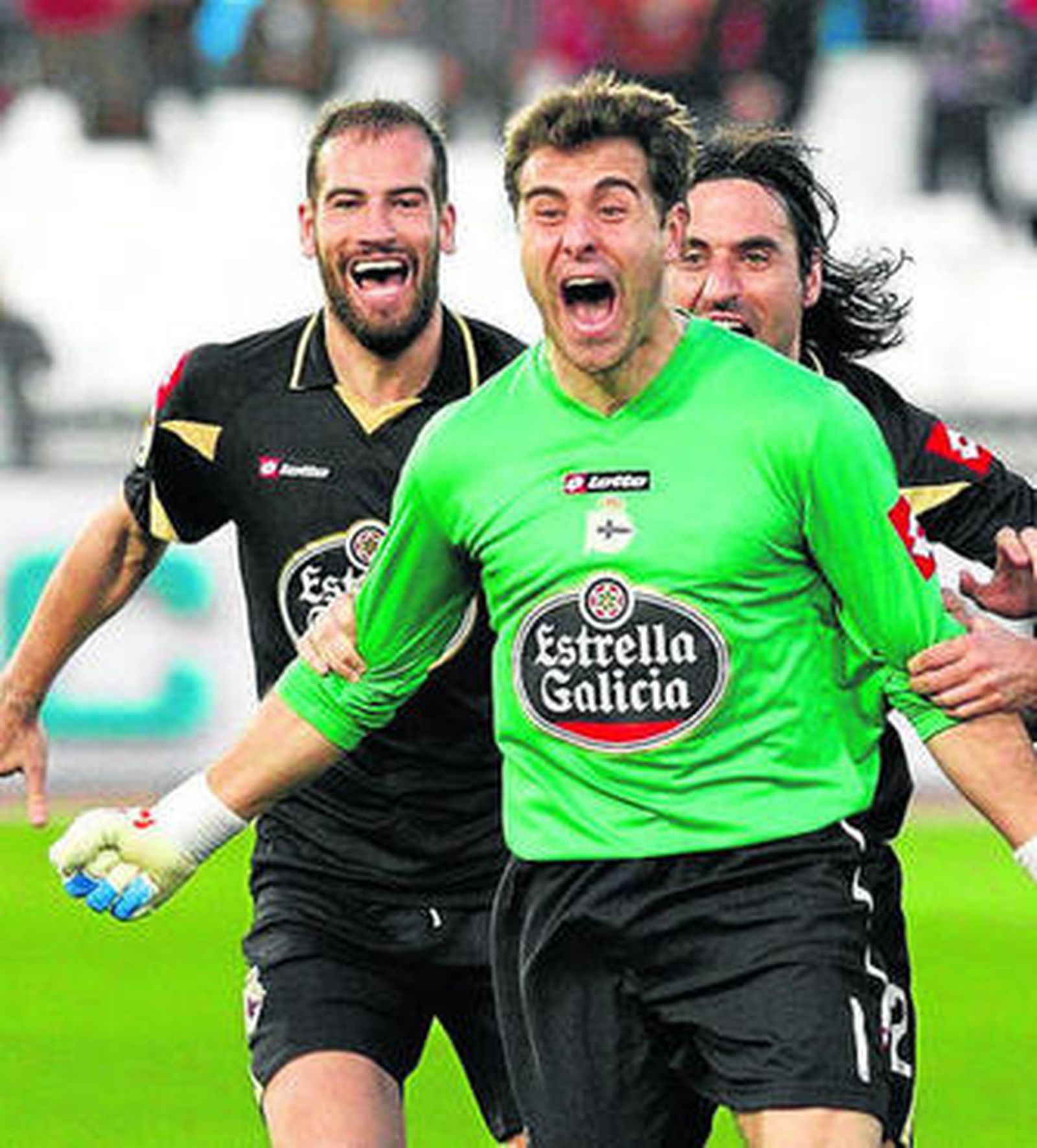 Aranzubia, pletórico de alegría, celebra su gol de cabeza.