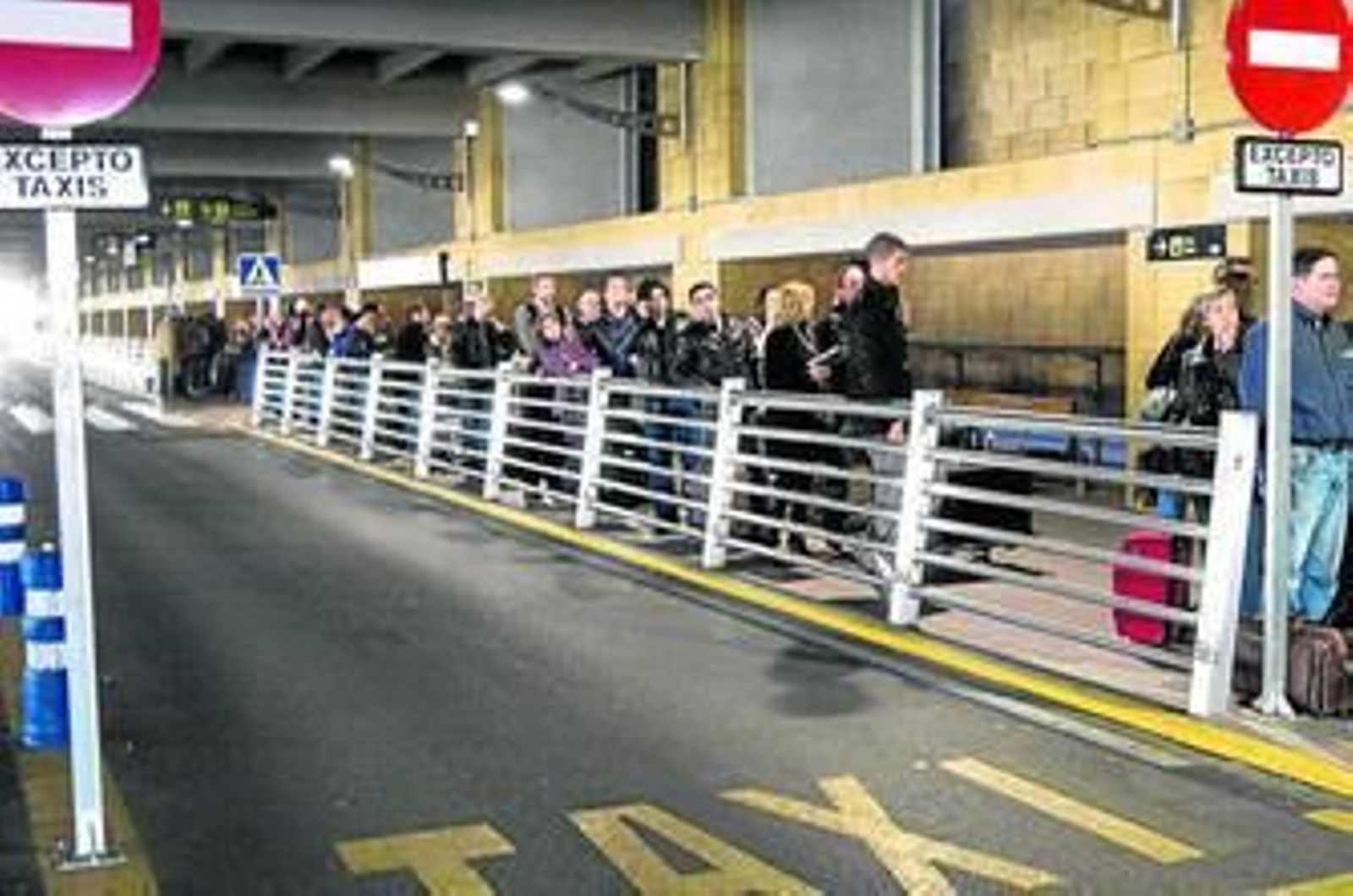 Pasajeros del aeropuerto de Sevilla esperan un transporte, en la jornada del paro del pasado viernes.