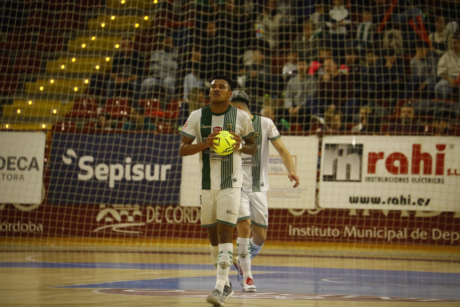 Las mejores fotos del ambiente en Vista Alegre para el Córdoba Futsal - Barça
