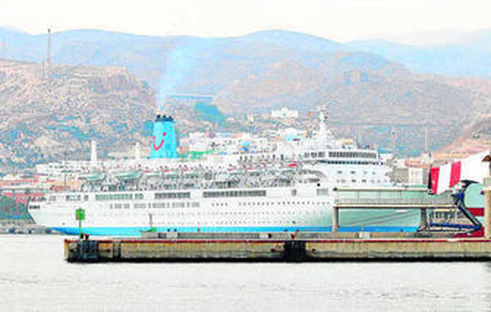 El crucero Thomson Spirit zarpando del Puerto de Almería el pasado viernes.