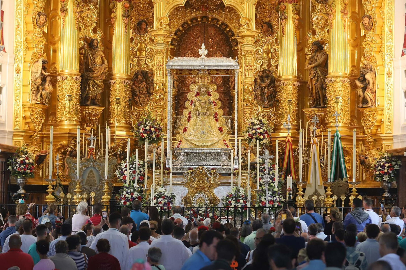 Imágenes del ambiente El Rocío y en Casas de Hermandades