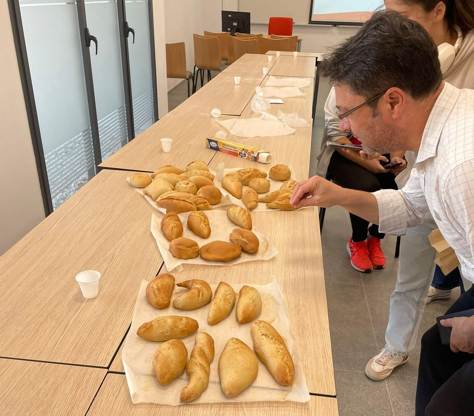 Vea cómo estudiantes de la UAL elaboran el 'Pan de Agua de Mar del Paraje Natural Cabo de Gata'