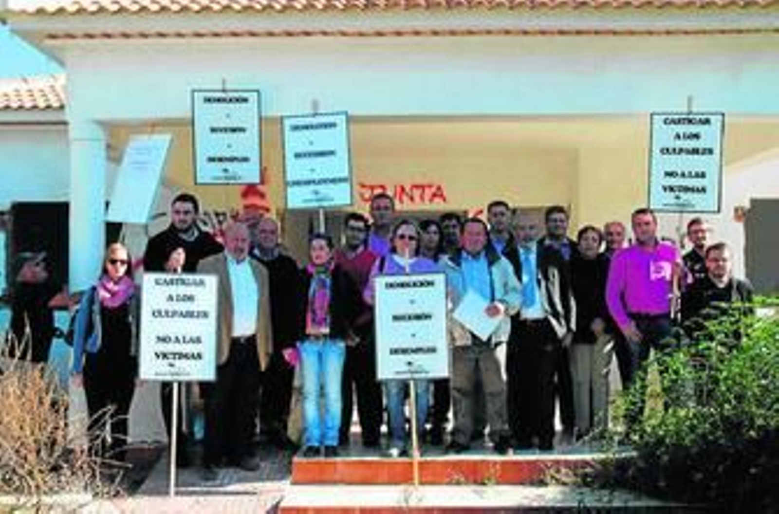 Alcaldes y concejales protestando el día en el que fueron derribadas las últimas viviendas ilegales.