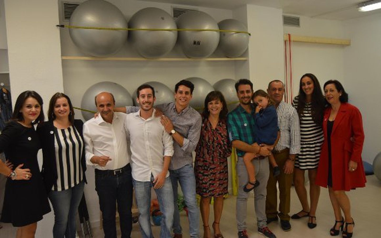 Beatriz Gandullo, Manuela Vega, Jesús Pérez, los propietarios Alejandro Delgado Bejerano y Pablo Pérez Duque, Maite Duque, Jesús Pérez, Gerardo Gandullo, Sara Martín y Angelines Soso.

Foto: Ignacio Casas de Ciria