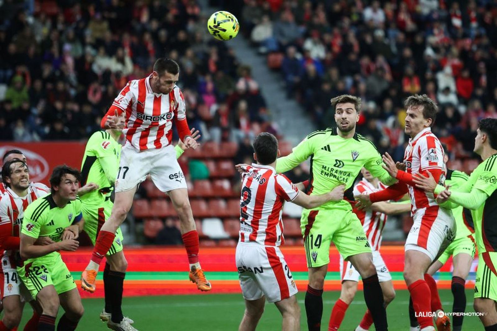 El Sporting golea al colista Mirandés, próximo rival del Málaga CF