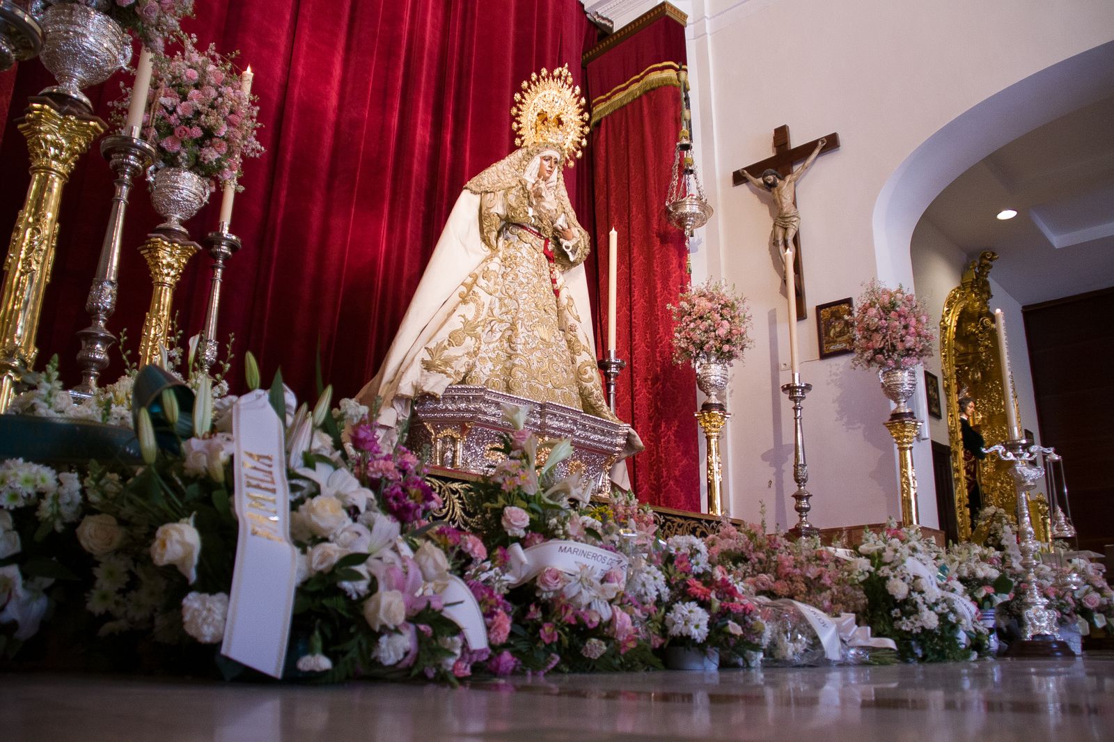 La Esperanza de Triana amanece vestida de blanco para la Pascua de Resurrección