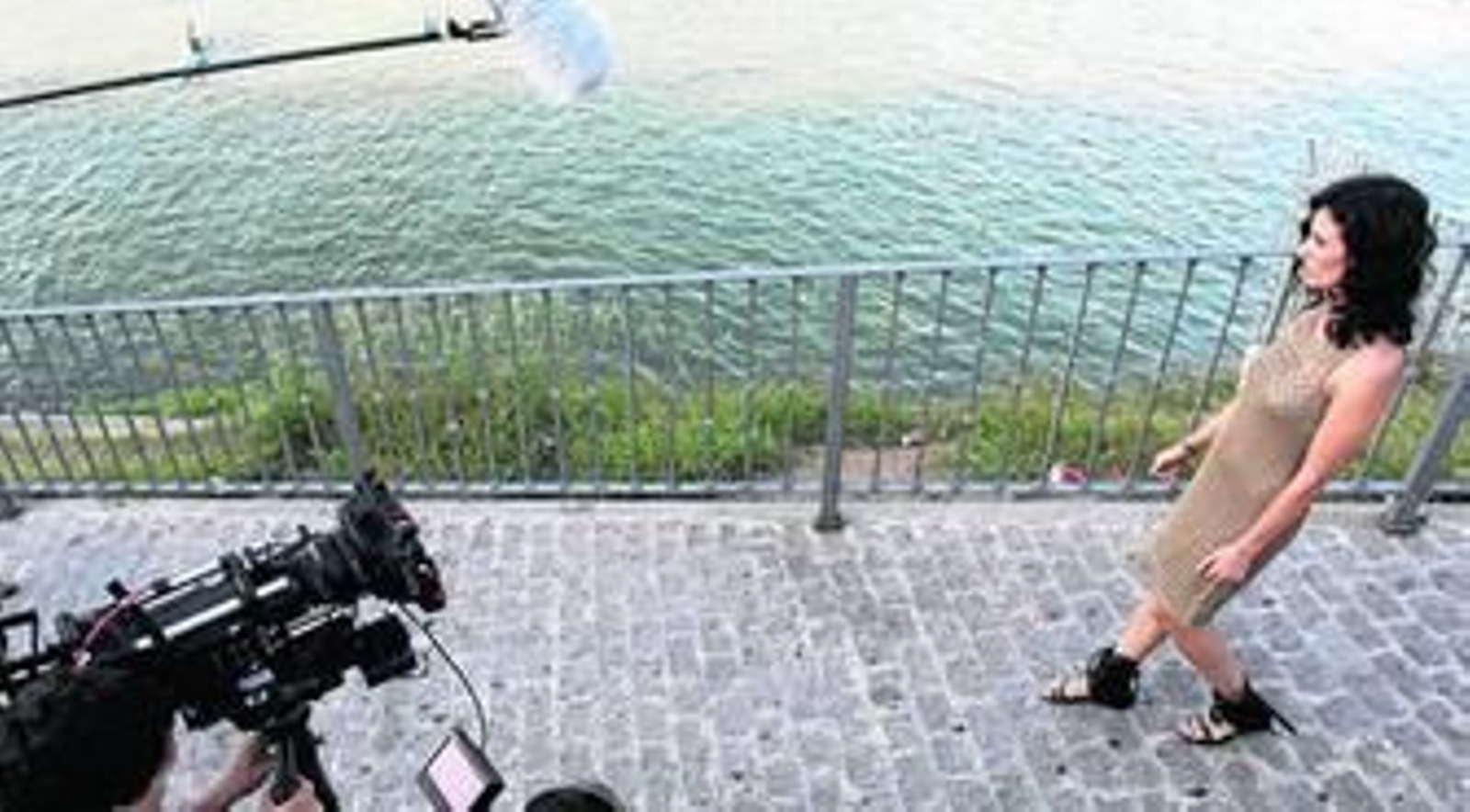 Secuencias de la grabación de una escena con Patricia Vico como Carmina Ordóñez. El cantil del Guadalquivir, a la altura de la calle Betis, se convierte en una terraza en la que la protagonista se encuentra con una amiga.