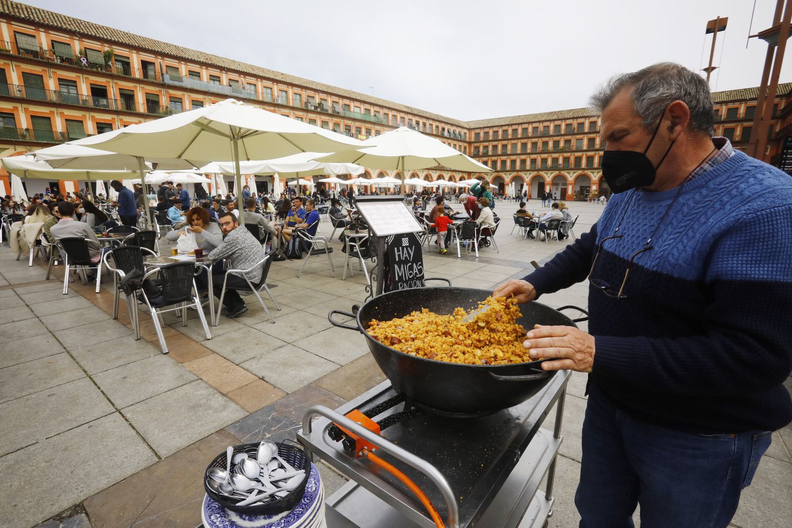 El buen tiempo llena las calles y terrazas en el primer día del Puente de Andalucía en Córdoba