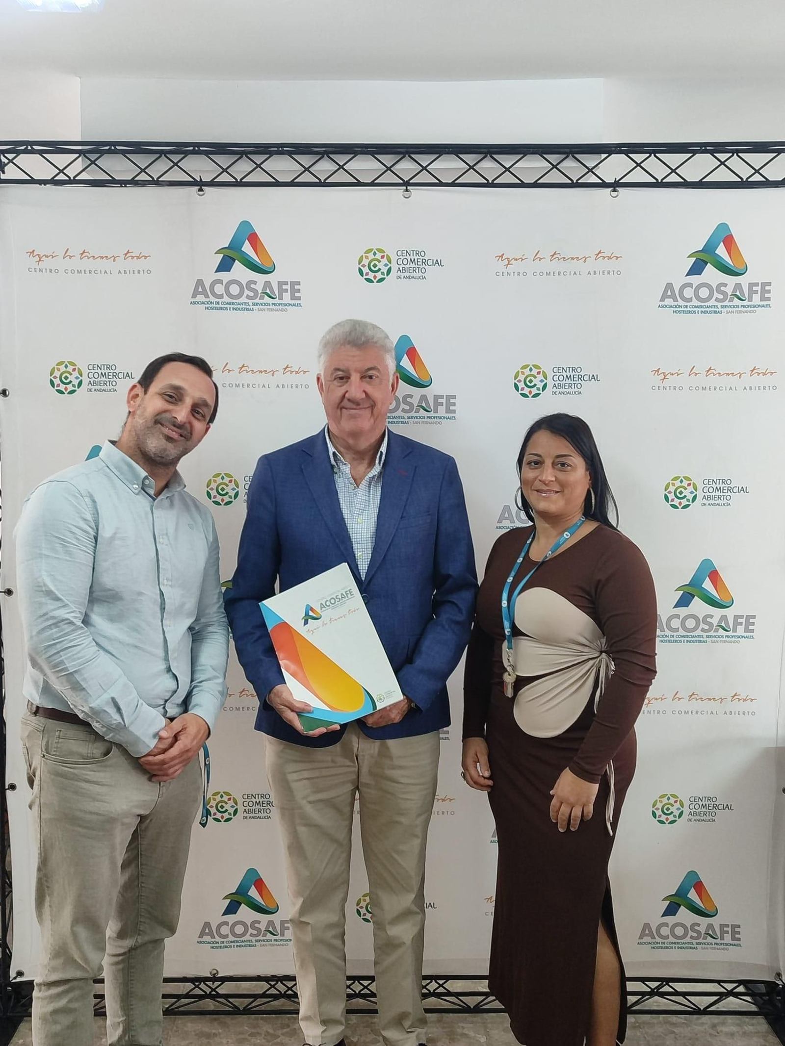 El presidente de Acosafe, Manuel Luna, acompañado por representantes de Inserta Andalucía.