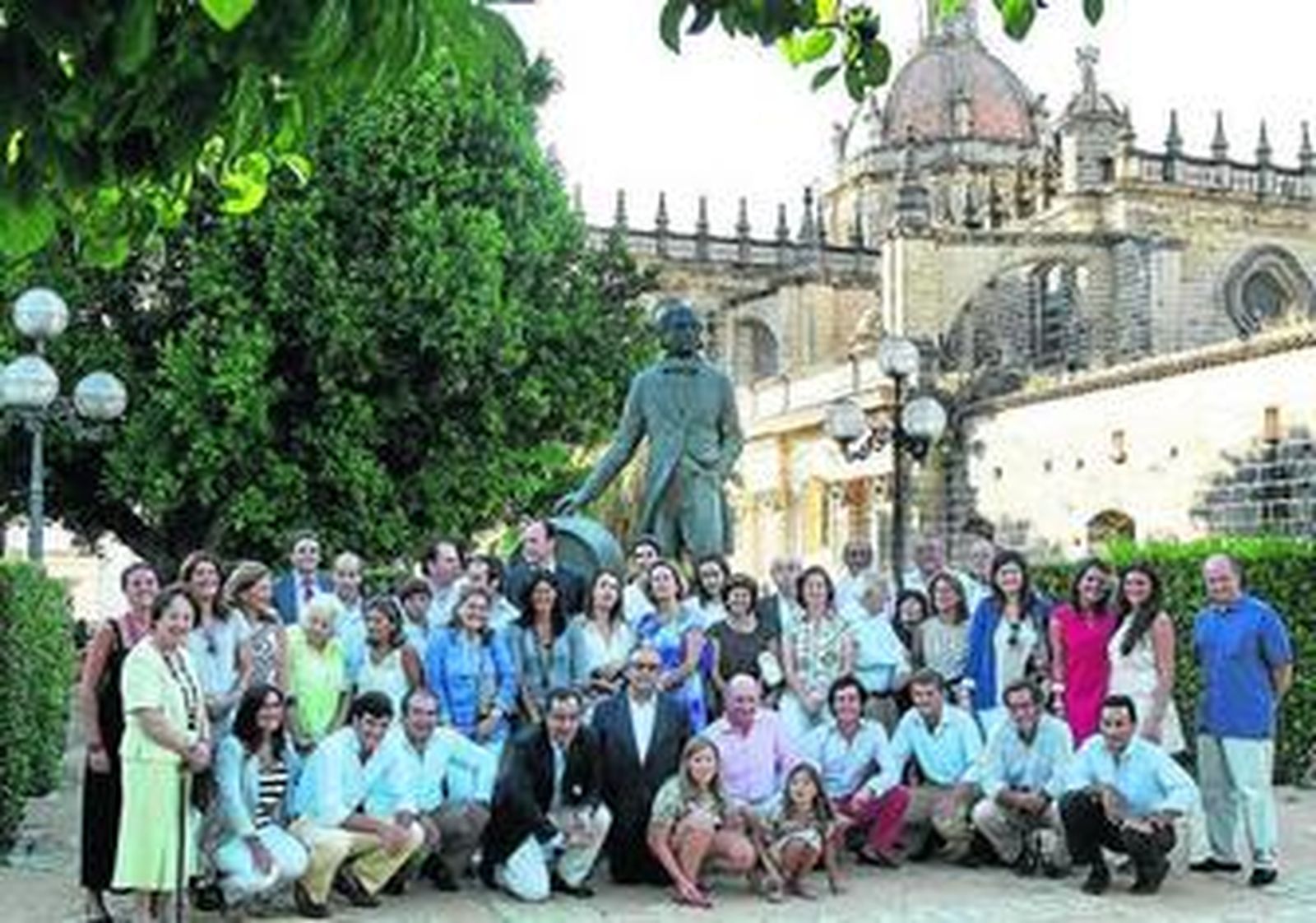 Fotografía de todos los familiares asistentes al encuentro junto a la estatua del fundador, Manuel María González .