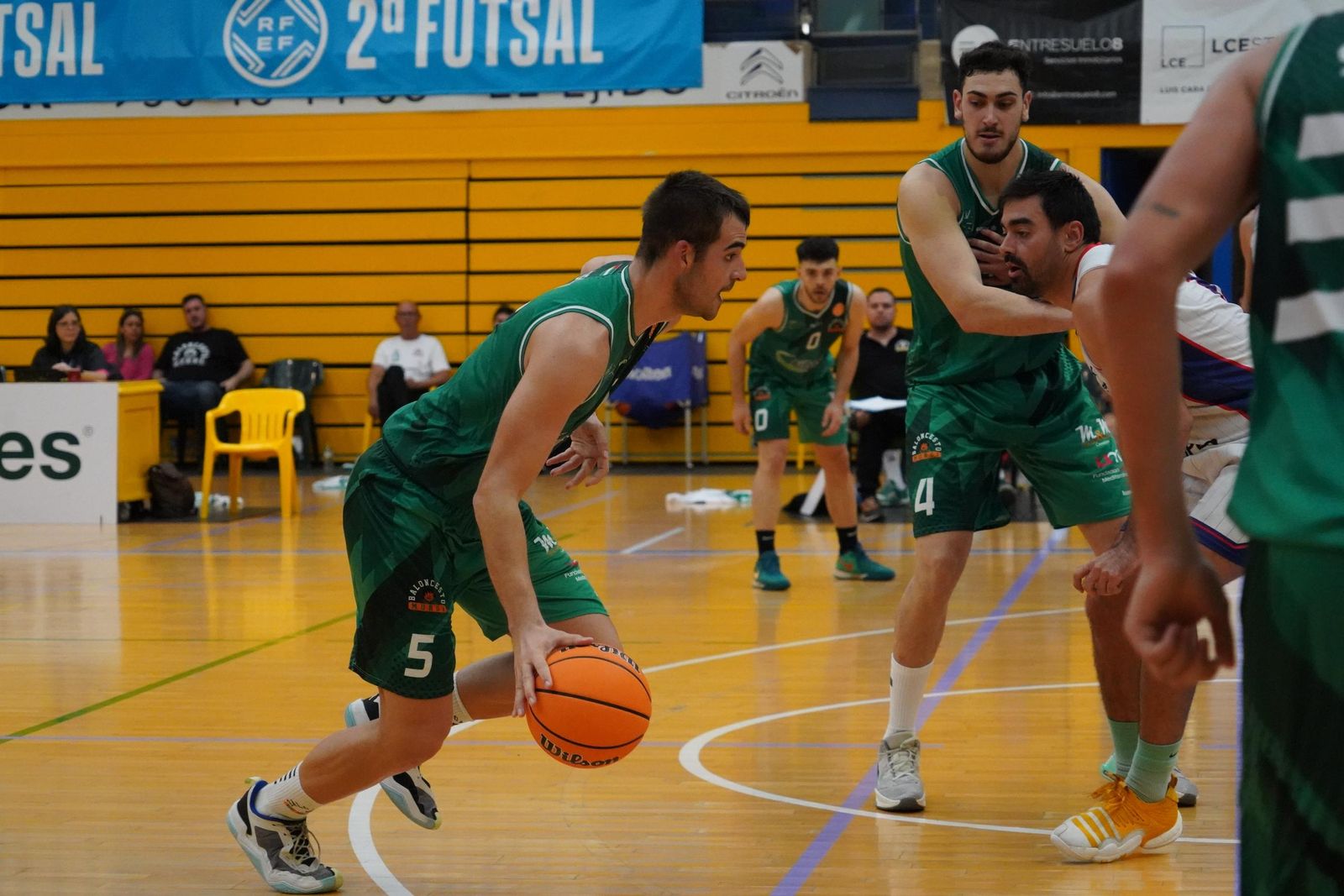 Un jugador del conjunto ejidense encara a un rival durante una acción del encuentro frente a los granadinos.