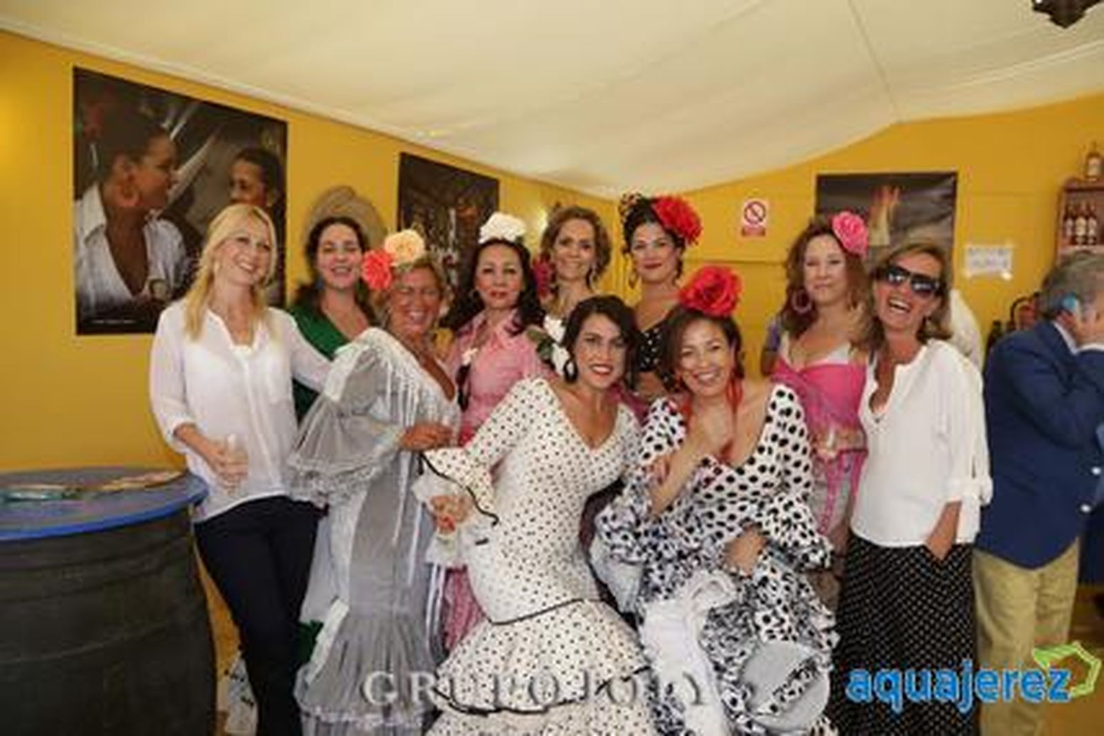 La directora de Ikea Jerez, Almudena Plaza (en el centro), disfruta junto a un numeroso grupo de amigas del miércoles de Feria en la caseta del Diario.

Foto: Manuel Aranda
