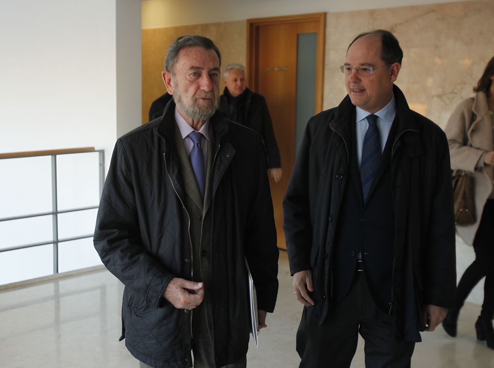 Manuel Gracia, a la izquierda, a su llegada a la sede de la Fundación San Pablo Andalucía.