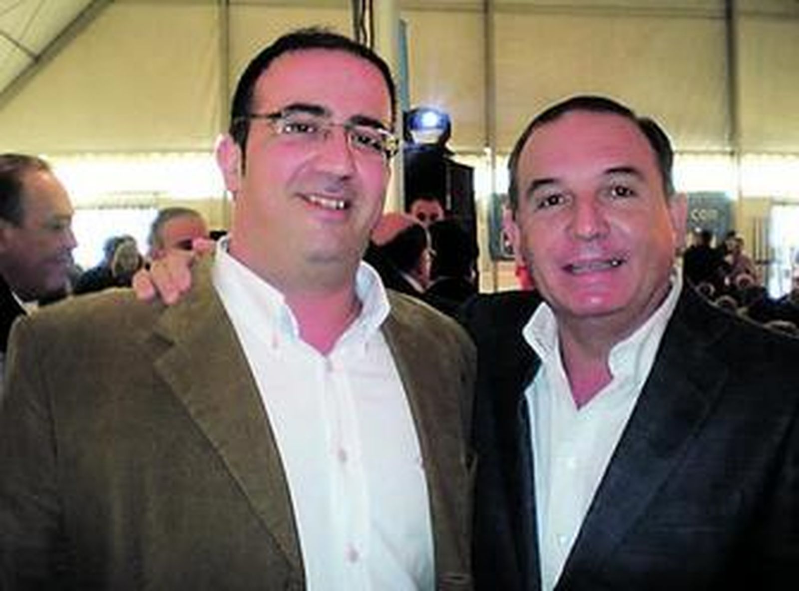 Vicente Campos, junto a Francisco Delgado Bonilla, alcalde de Vélez-Málaga.
