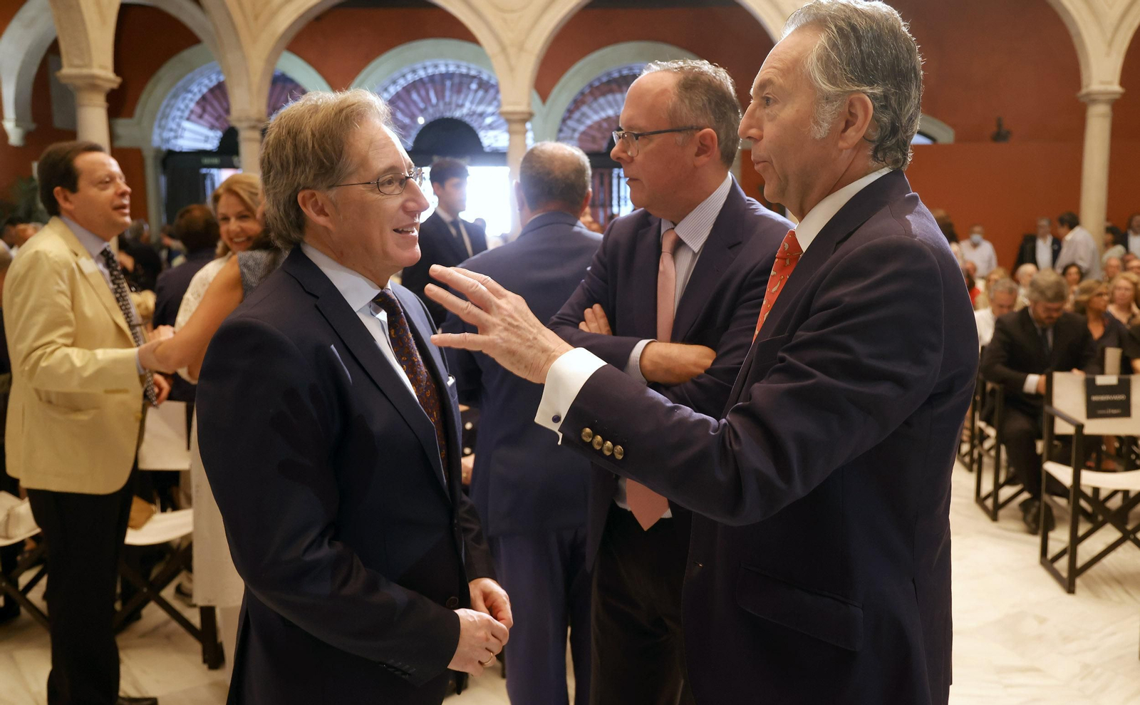 Presentación del libro  'Juan Robles, la sonrisa del tabernero' de Carlos Navarro, todas las imágenes