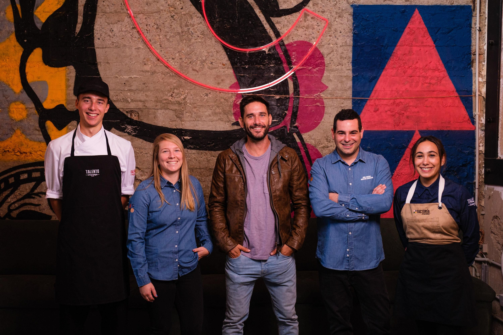 Javier Santaolalla con participantes en Talento Cruzcampo y Maestros  Cerveceros.