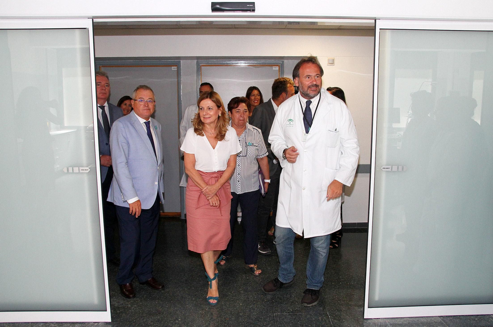 Imágenes de la visita de la consejera de Salud, Marina Álvarez, a la nueva Unidad de Ictus del Hospital Juan Ramón Jiménez