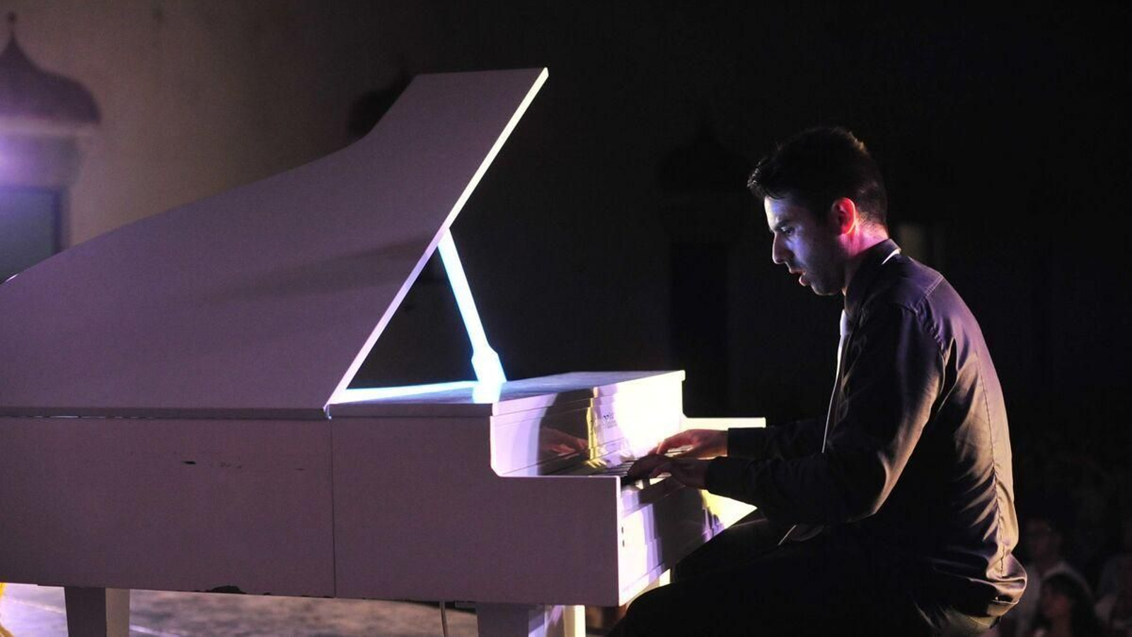 Diego Valdivia, con su piano. Diego Valdivia, con su piano.