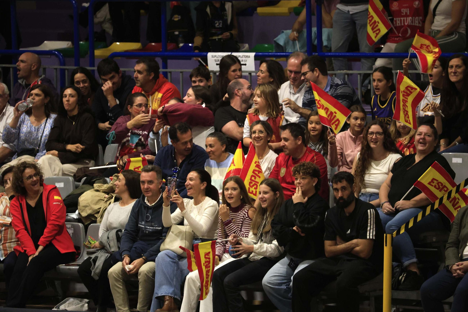 Fotos del partido y ambiente en el España-Francia del Torneo Internacional de Baloncesto Femenino en La Línea