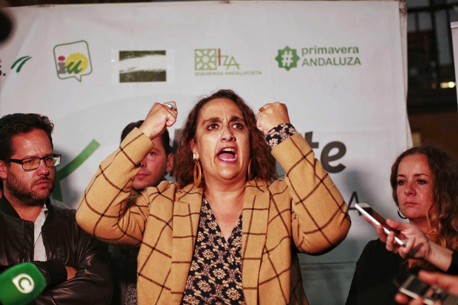 Militantes de Adelante Andalucía celebran los resultados obtenidos en la noche electoral.