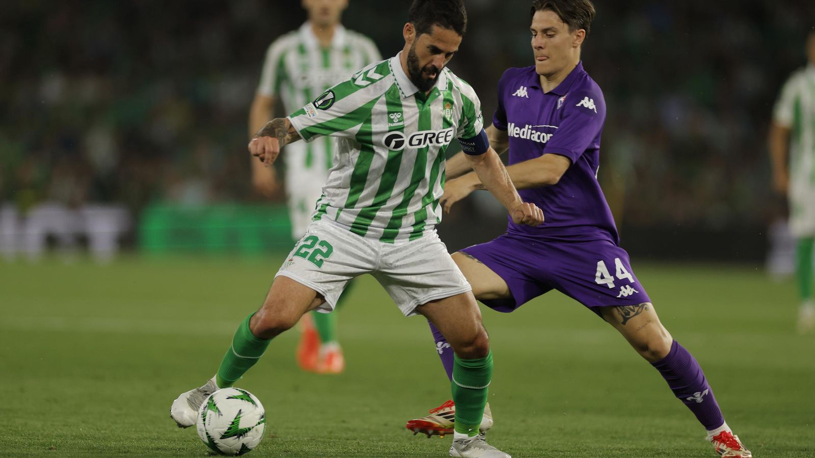 Isco controla un balón ante Fagioli.